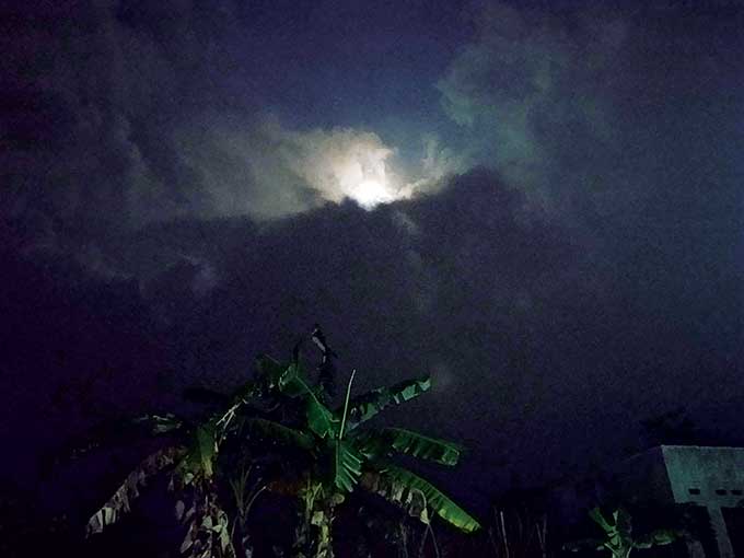 Fenomena alam Gerhana Bulan tidak terlihat jelas di langit Pekanbaru akibat tertutup awan, Rabu (26/5/2021).