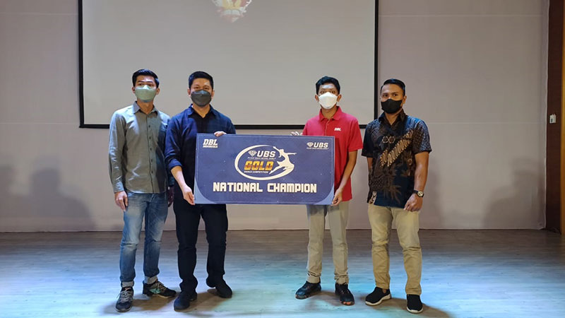 Perwakilan Development Basketball League (DBL)  Indar (dua kanan) menyerahkan hadiah kepada Achievers Dance SMA Darma Yudha yang menjadi juara 1 National Champion UBS Gold Dance Competition, di SMA Darma Yudha Pekanbaru, Jumat (17/12/2021).