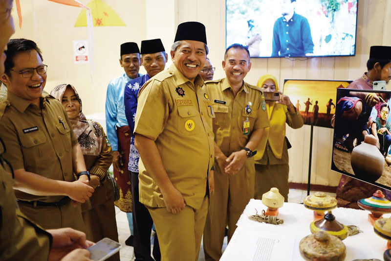 Bupati Siak Alfedri bersama Kadisdikbud Mahadar dan Kadiskes dr Benny Chairuddin menyaksikan permainan tradisional gasing di Museum Budaya dan Sejarah Balairung Sri Kabupaten Siak, beberapa waktu lalu.