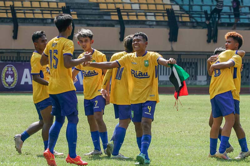 Pemain Riau berduel dengan pemain Kepulauan Riau dalam laga semifinal sepakbola Porwil di Stadion Utama Riau, Pekanbaru, Ahad (12/11/2023). Foto tengah, pemain Riau melakukan selebrasi usai memastikan lolos ke PON. Foto kanan, pemain saling berebut bola.