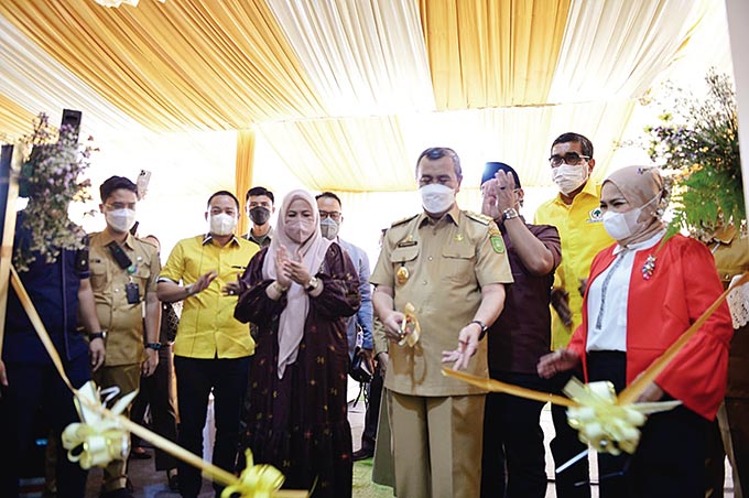 Gubri Syamsuar didampingi Eva Nora SH MH (baju merah) melakukan pemotongan pita dalam relaunching Law Firm Eva Nora & Associates, Selasa (8/2/2022) di Kompleks Sentra Nangka Mas Blok C 6, Jalan Tuanku Tambusai, Pekanbaru.