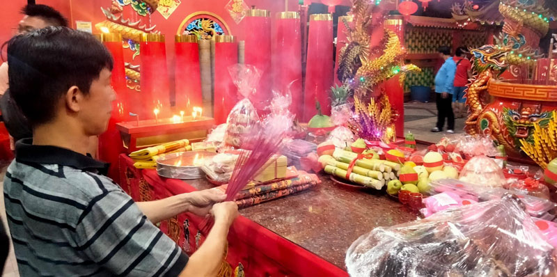 Umat Buddha melakukan ritual sembahyang di perayaan hari ulang tahun Dewa Chu Hu Tua Lang Kong di Tempat Ibadah Tri Dharma (TITD) Hong San Kiong, Jalan Tanjung Batu, Senin (13/11/2023) malam.