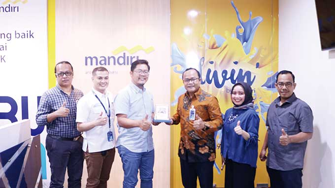 Direktur Utama (Dirut) Riau Pos Ahmad Dardiri (tiga kiri) didampingi Direktur Riau Pos Asmawi Ibrahim (kanan) dan Firman Agus yang juga Pemimpin Redaksi Riau Pos (kiri), menerima cendera mata dari Area Head Bank Mandiri Andri Antoni didampingi Government