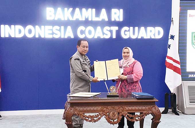 Bupati Bengkalis Kasmarni menyerahkan surat hibah tanahÂ  kepada Kepala Bakamla RI, Laksamana Madya TNI DR Aan Kurnia di Aula Markas Besar Bakamla RI, Jakarta Pusat, Selasa (24/1/2023).