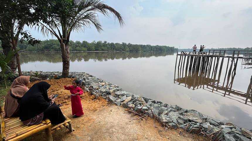 Santai sore di Pulau Semut.