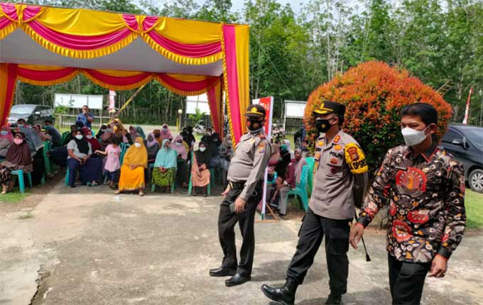 Dari kanan: Plt Camat Hulu Kuantan, Jon Hendri SAg MSi, Kapolres Kuansing, AKBP Rendra Oktha Dinata SIK MSi dan Kapolsek Hulu Kuantan, AKP Sahardi SH saat neninjau vaksinasi di Hulu Kuantan.