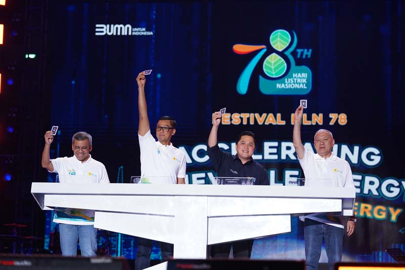 Menteri Badan Usaha Milik Negara Erick Thohir (dua kanan), bersama Komut PLN Agus D. Martowardojo (kanan), Dirut PLN Darmawan Prasodjo (dua kiri) dan Wamen Keuangan Suahasil Nazara memasukkan kartu sebagai simbol dimulainya transformasi 2.0 PLN pada acara