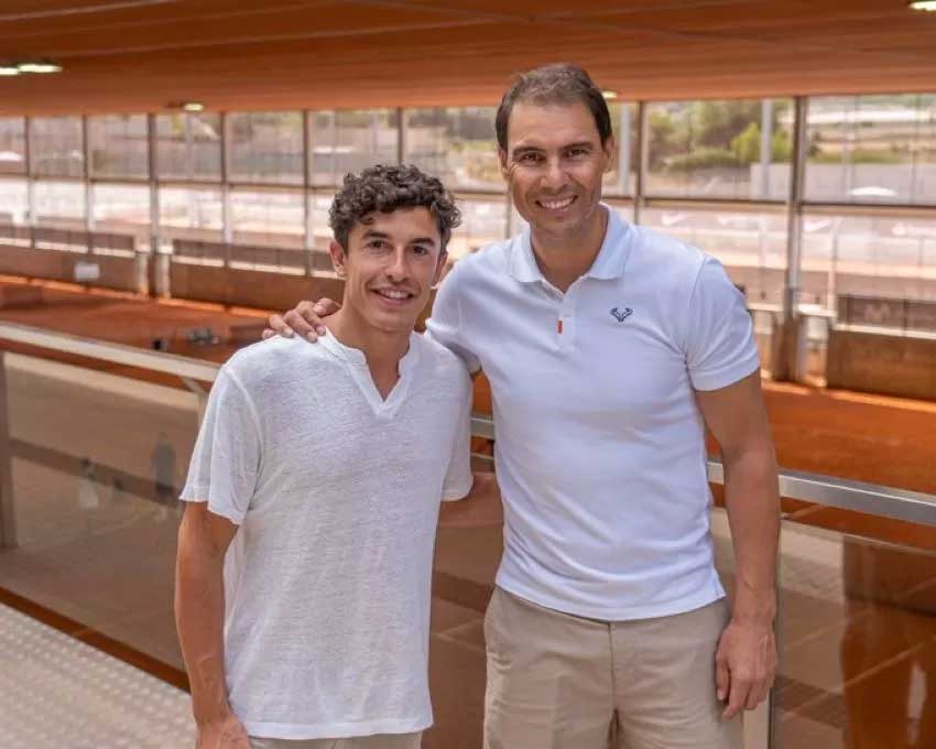 Marc Marquez (kiri) berfoto dengan Rafael Nadal di akademi tenisnya di Spanyol.