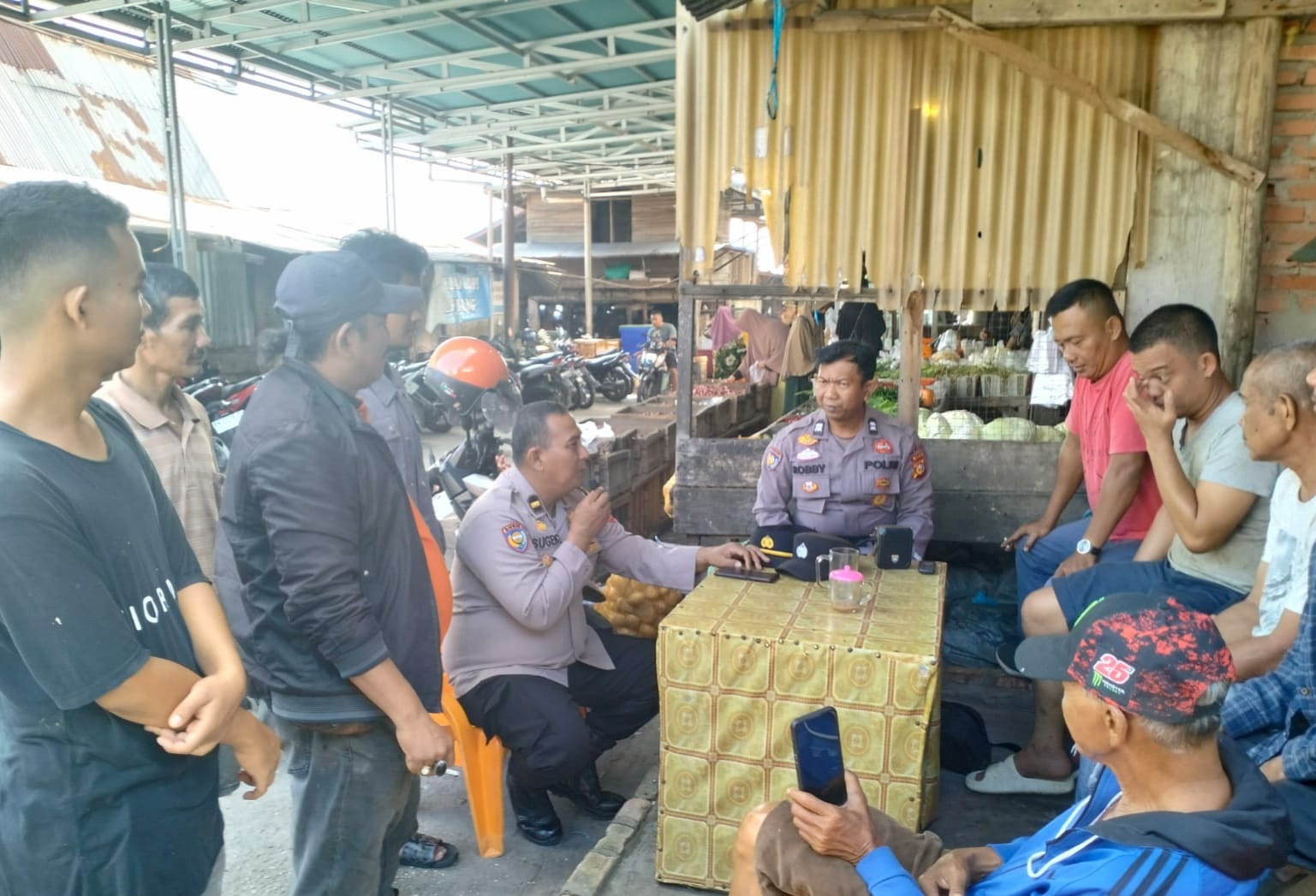 Pedagang Pasar Tuah Serumpun Perawang bersama anggota Polsek Tualang Mapolres Siak silaturahmi Jumat Curhat.