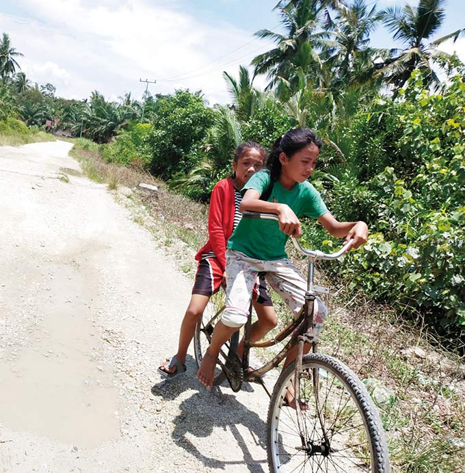 Kondisi jalan lintas antar desa di desa paling ujung pulau Bengkalis kondisinya sangat memprihatinkan, Jumat (24/9/2021). Selain berlubang dan bergelombang, jalan tersebut jika hujan deras sangat sulit dilewati kendaraan bermotor.