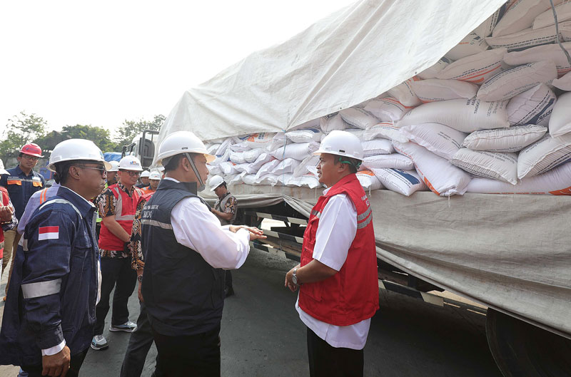 Direktur Utama Perum Bulog Budi Waseso bersama Kepala Pusat Karantina Tumbuhan dan Keamanan Hayati Nabati Badan Karantina Indonesia M Adnan melakukan pengecekan langsung proses pembongkaran kapal beras impor yang baru sandar di Pelabuhan Tanjung Priok, Ja