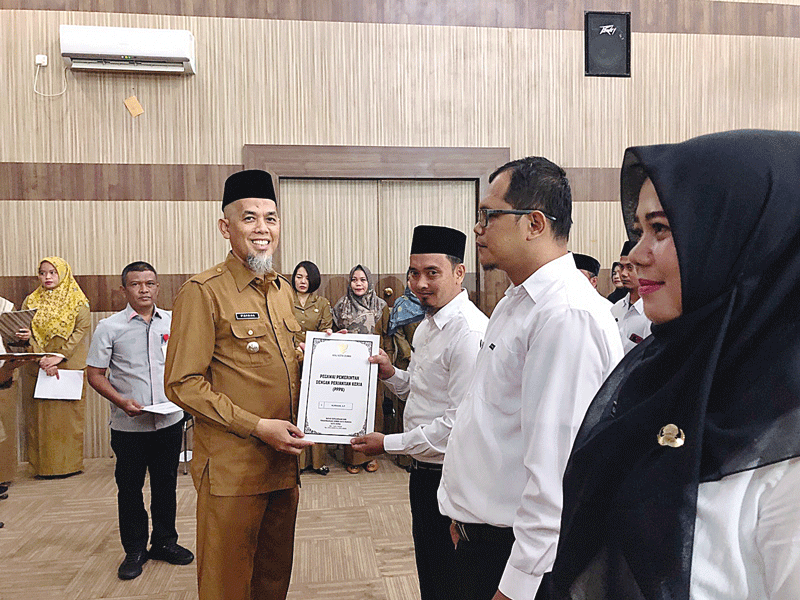Wako Dumai H Paisal menyerahkan SK PPPK kepada 149 orang tenaga fungsional guru, 1 orang tenaga fungsional teknis dan 8 orang formasi lainnya, di Kantor Wali Kota Dumai, Senin (14/8/2023).