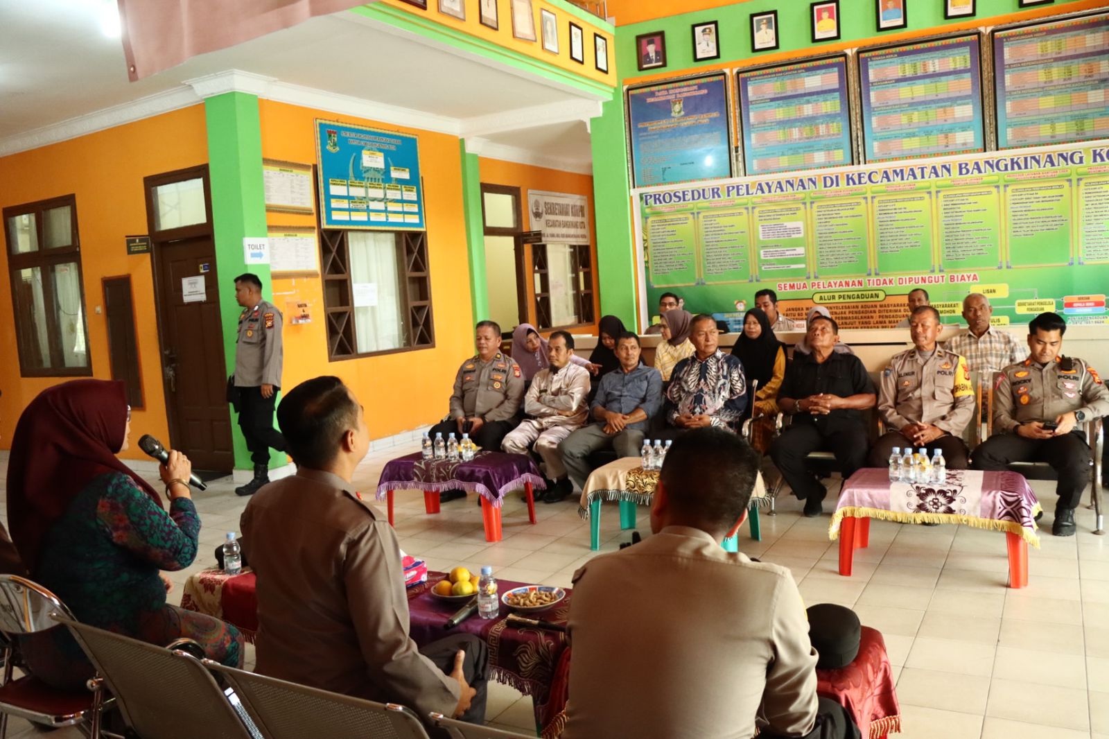 Kapolres Kampar AKBP Ronald Sumaja melaksanakan kegiatan Jumat Curhat di Kantor Camat Bangkinang Kota, Jumat (28/7/2013).