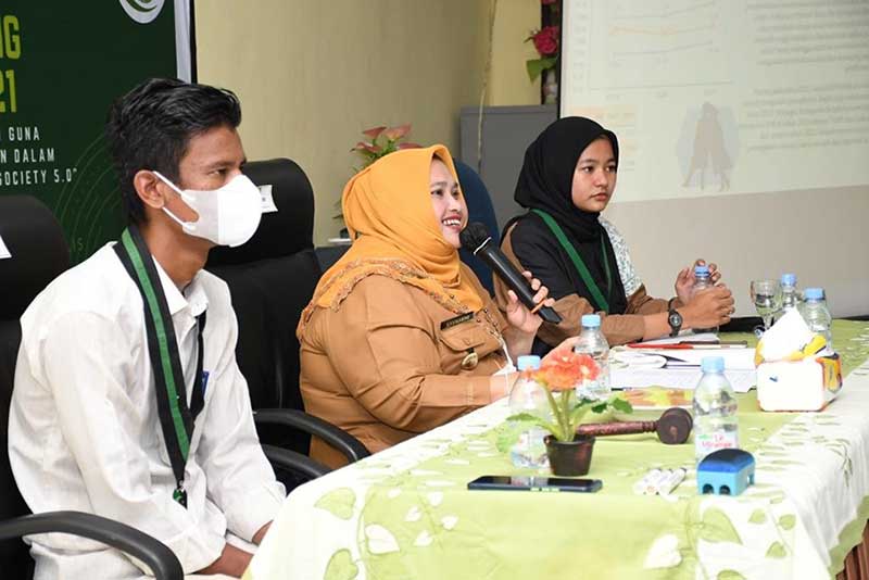 Bupati Bengkalis Kasmarni menjadi narasumber pada pelatihan kader Kohati se-Indonesia yang ditaja Himpunan Mahasiswa Islam (HMI) Kabupaten Bengkalis, Senin (21/2/2022).