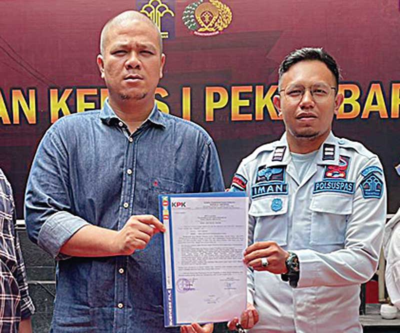 Bupati Kuantan Singingi nonaktif Andi Putra (kiri) saat dieksekusi ke Rutan Kelas I Pekanbaru, Kamis (8/6/2023).
