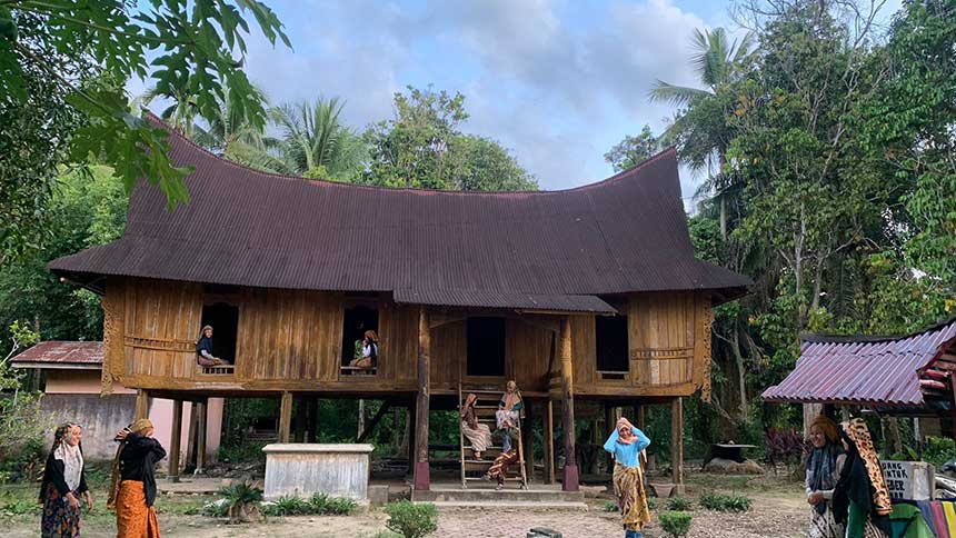 Di Rumah Lontiok inilah proses Menggelek Tobu sering dilakukan oleh masyarakat Dusun Pulau Belimbing, Desa Kuok, Kecamatan Kuok, Kampar.
