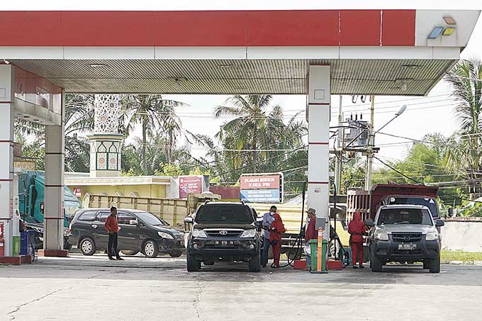 Antrean kendaraan melakukan pengisian bahan bakar minyak (BBM) jenis solar di SPBU Jalan Arifin Ahmad, Pekanbaru, beberapa waktu lalu. Selama arus mudik Idulfitri,  PT Pertamina Patra Niaga menjamin ketersediaan stok BBM.