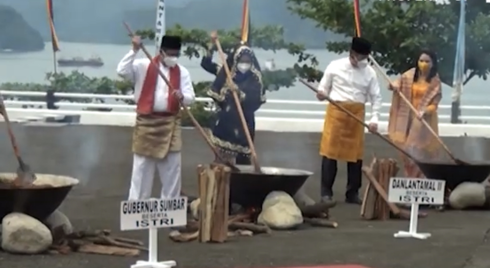 Tangkapan layar Festival Memasak Rendang Sedunia yang dipusatkan di Markas Komando Pangkalan Utama Angkatan Laut (Lantamal) II di Kota Padang, Sumbar, Sabtu (21/8/2021).