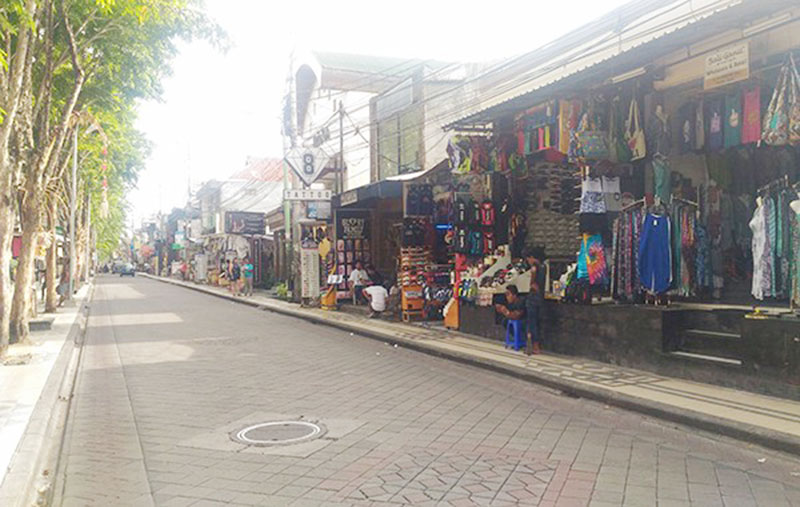 Sebuah pemandangan di salah satu pusat oleh-oleh di Denpasar yang terlihat sepi pengunjung, beberapa waktu lalu. Kunjungan wisatawan asing ke Bali menurun hingga 95 persen dari biasanya akibat wabah virus corona. (JAWAPOS.COM)