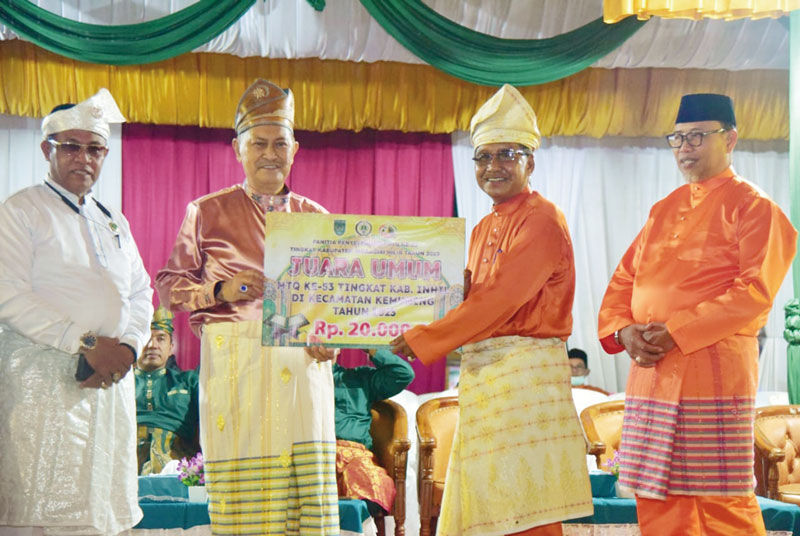 Wakil Bupati Inhil H Syamsuddin Uti menyerahkan hadiah secara simbolis kepada Camat Tembilahan Hulu Kaharudin, Sabtu (23/9/2023) malam.