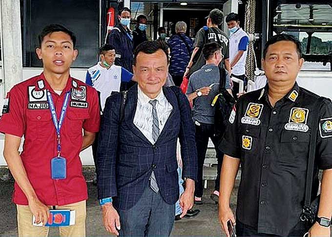 WNA Singapura Lee Tiong Yap ketika didampingi  jajaran Kantor Imigrasi Kelas II TPI Selatpanjang. Ia dideportasi oleh pihak Imigrasi Selatpanjang, Senin (14/11/2022).