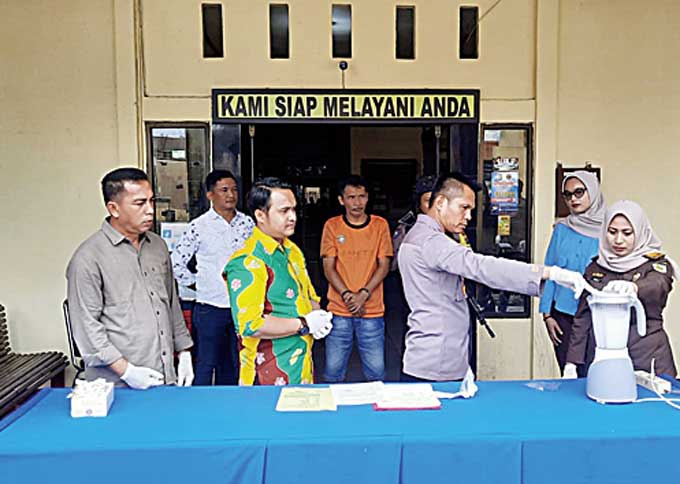 Kapolsek Bandar SeikijangÂ AKP Mulian Dony SH memblender sabu untuk memusnahkan barang bukti (BB) dari tersangka HN (47) di halaman Mapolsek, Rabu (1/2/2023) kemarin.