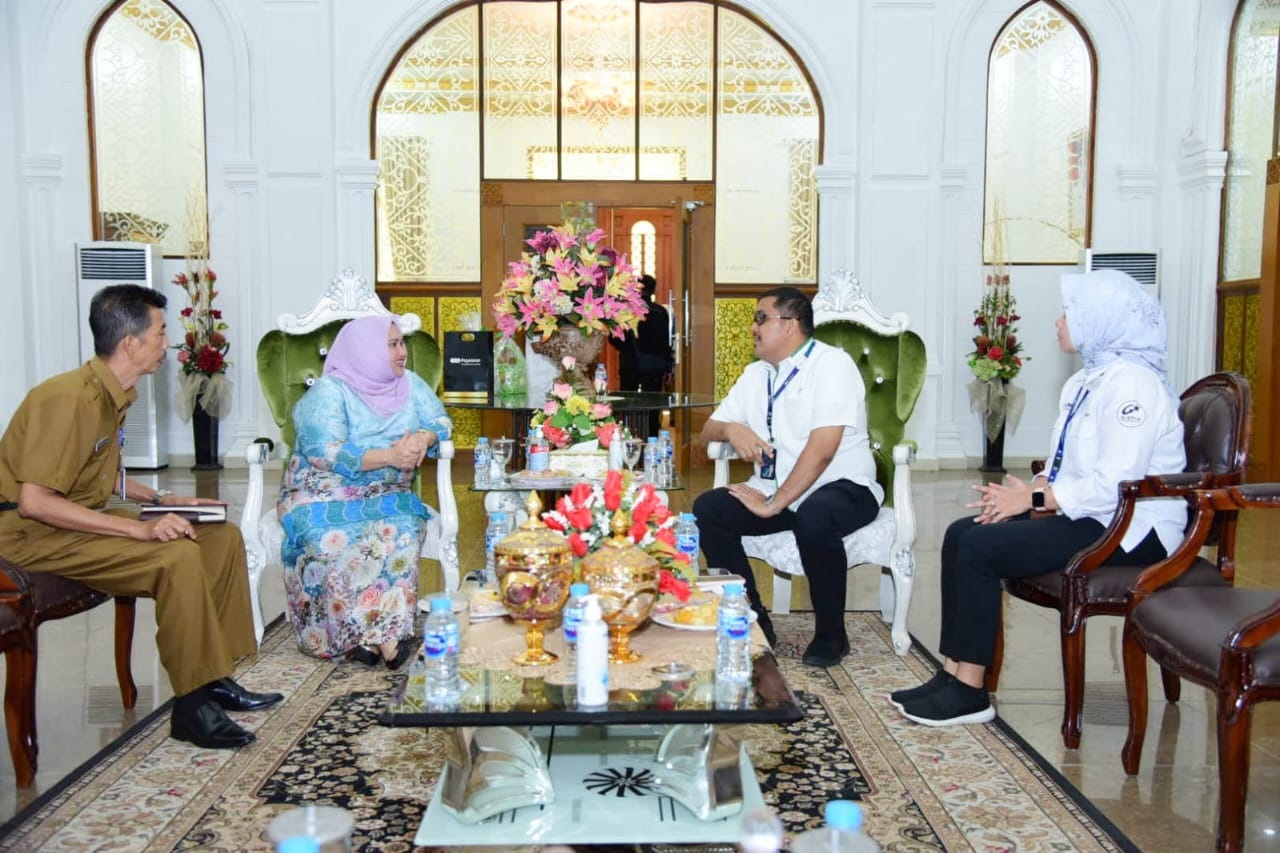 Bupati Bengkalis Kasmarni menerima kunjungan silaturahmi PT Pegadaian di Wisma Daerah Sri Mahkota, Selasa (28/6/2022).
