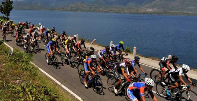 Peserta Tour de Singkarak saat melewati Danau Maninjau.