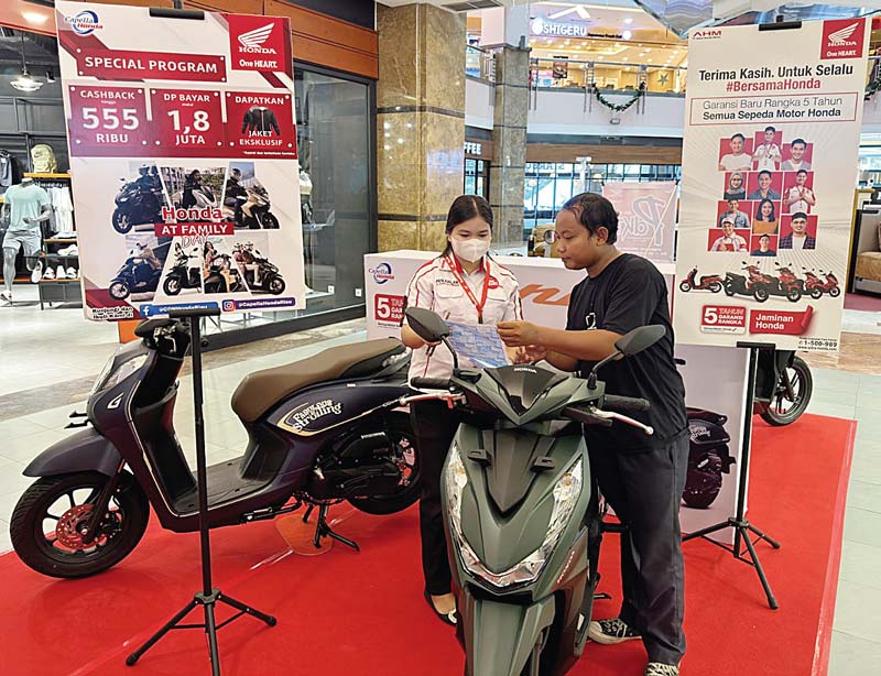 Sales eksekutif PT Capella Dinamik Nusantara melayani pengunjung saat pameran Honda At Family Day di Mal SKA, Ahad (24/12/2023).