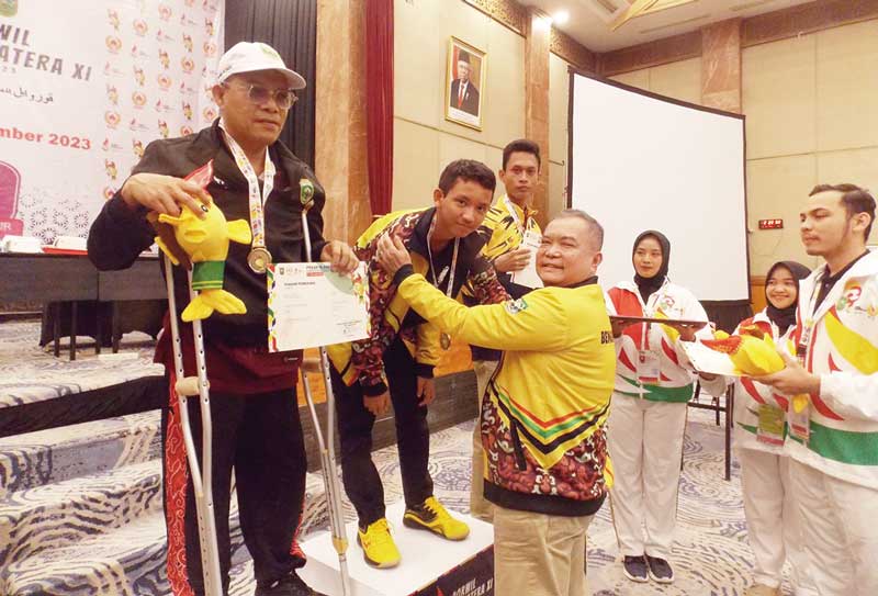 Pecatur asal Bengkulu Adly Juandra saat menerima medali emas pada Porwil XI Sumatera, beberapa hari lalu.