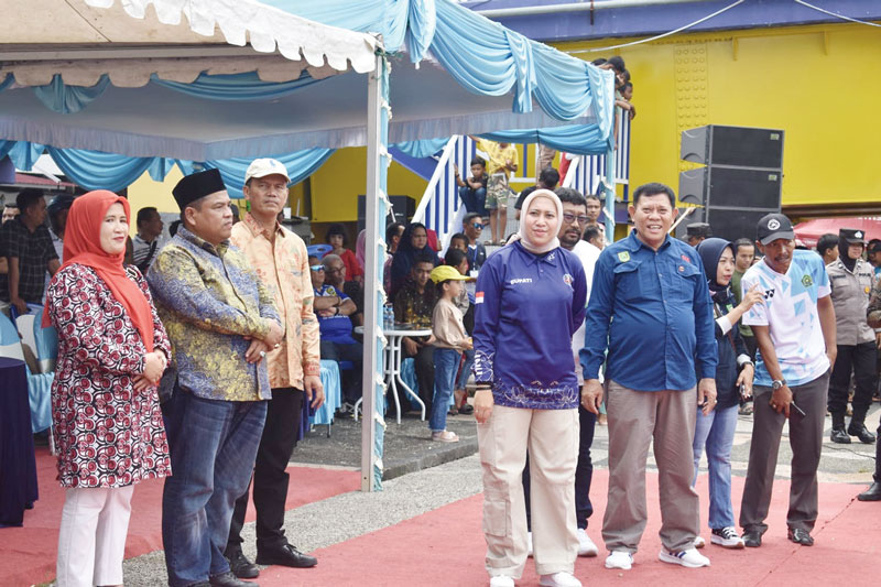 Wali Kota Pariaman Prof Dr H Genius Umar SSos MSi (tiga kiri) dan Bupati Kabupaten Padang Pariaman Suhatri Bur SE MM beserta istri bersama Bupati Inhu Rezita Meylani Yopi SE dan Kepala Disporapar, Atan SP menyaksikan festival pacu sampan tradisional di te