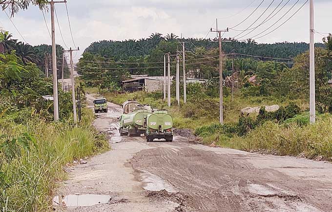 Jalan Lintas Tengah, Kabupaten Inhu masih dalam kondisi rusak berat, Jumat (3/3/2023). Masyarakat berharap jelang  Ramadan jalan tersebut sudah diperbaiki.