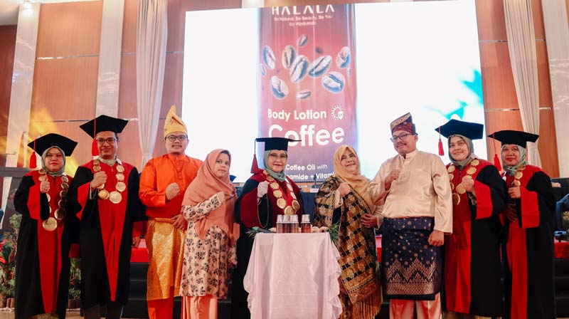 Pembina Yayasan, Ketua Yayasan, Pengurus Yayasan Abdurrab dan Rektor Univrab saat meluncurkan produk Halala Universitas Univrab, Kamis (16/11/2023).