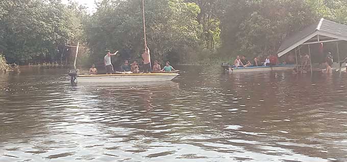 Tim Basarnas Pekanbaru bersama Polsek Pinggir melakukan pencarianÂ terhadap siswa SMK Pinggir yangÂ tenggelam di Sungai Balai Pungut, Desa Balai Pungut, Kecamatan Pinggir, Kabupaten Bengkalis, Senin (27/3/2023).