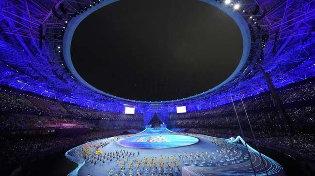 Suasana meriah terlihat dalam pembukaan Asian Games 2022 (2023) di Stadion Nasional Hangzhou, Cina, Sabtu (23/9/2023) WIB yang memanfaatkan kecerdasan buatan.