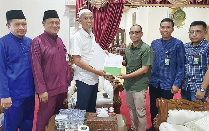 Kepala Cabang BPJamsostek Dumai Legi Handoko Pasaribu audiensi dan menyampaikan laporan manfaat dan kepesertaan kepada Wali Kota Dumai H Paisal, Senin (8/5/2023).