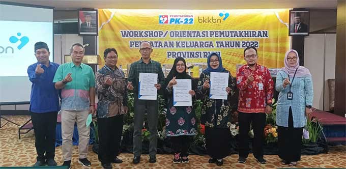Kepala Perwakilan BKKBN Riau foto bersama dengan Program Provincial Lead Tanoto Foundation Dedi Triadi dan rombongan pada acara Orientasi Pemuktahiran Pendataan Keluaga di Hotel Grand Central, Kamis (25/8).
