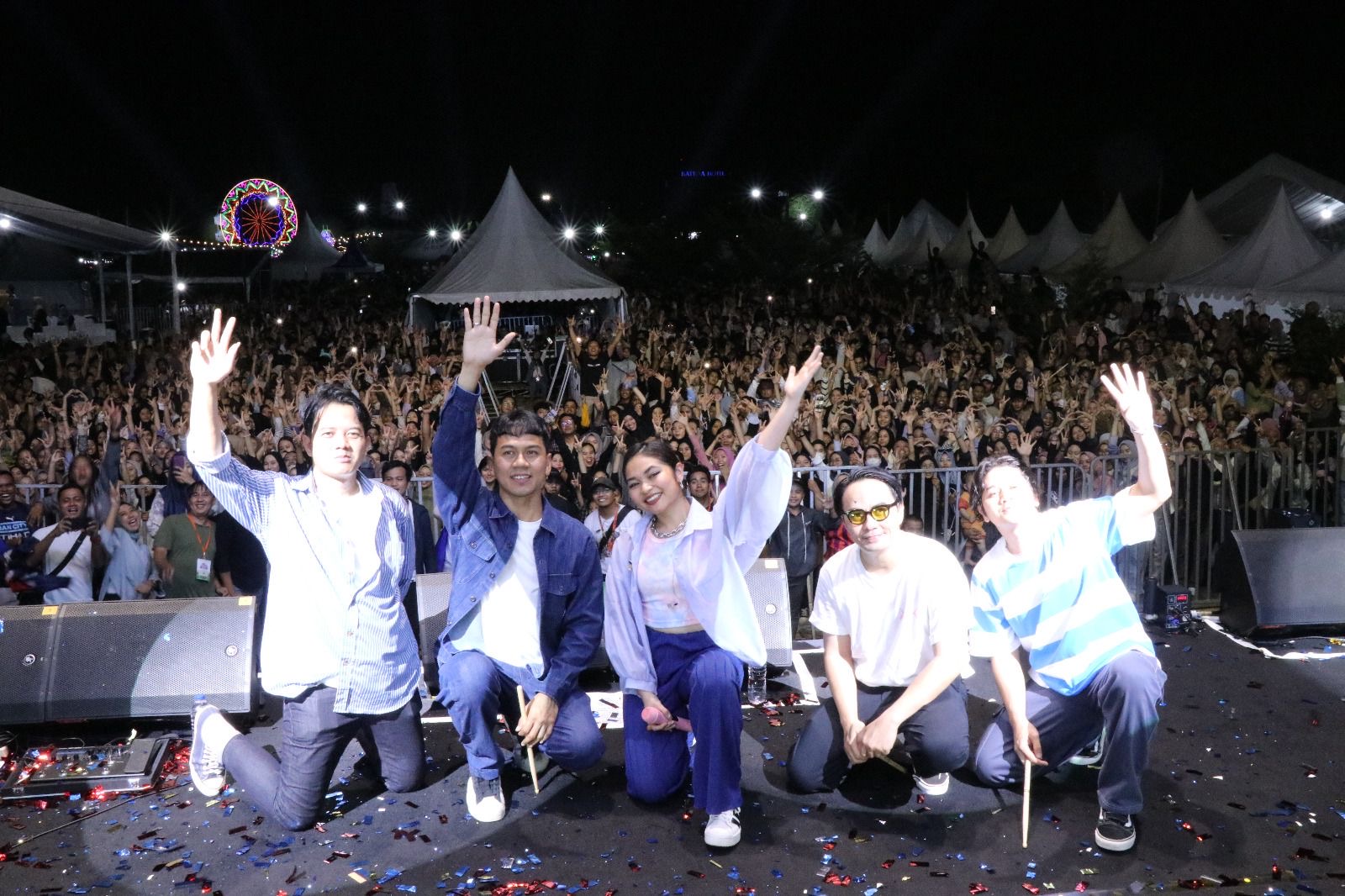 Penampilan grup band Geisha saat Pesta Rakyat Simpedes (PRS) di lapangan Aero Sports Pekanbaru Sabtu (23/9) malam.