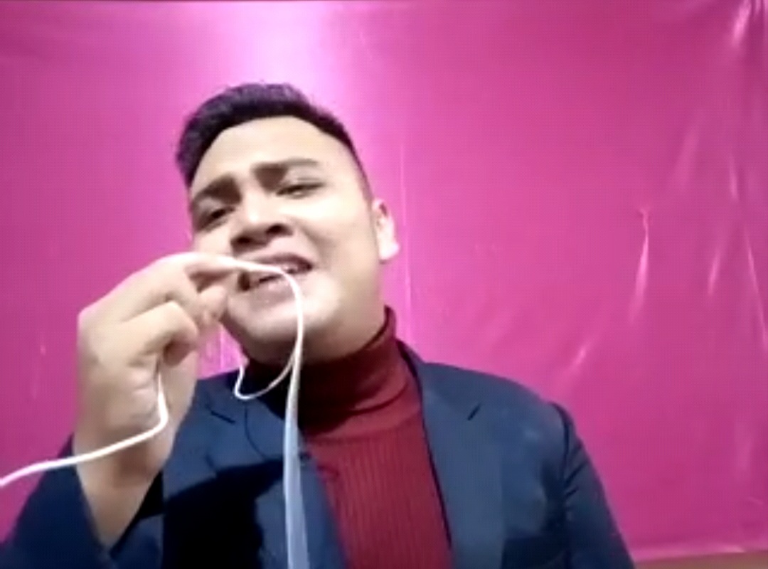 Salah satu peserta asal Riau saat menunjukkan bakat menyanyi dangdut dalam audisi Lida 2021 yang dilakukan secara daring, Ahad (3/1/2020). (MUJAWAROH ANNAFI/RIAUPOS.CO)