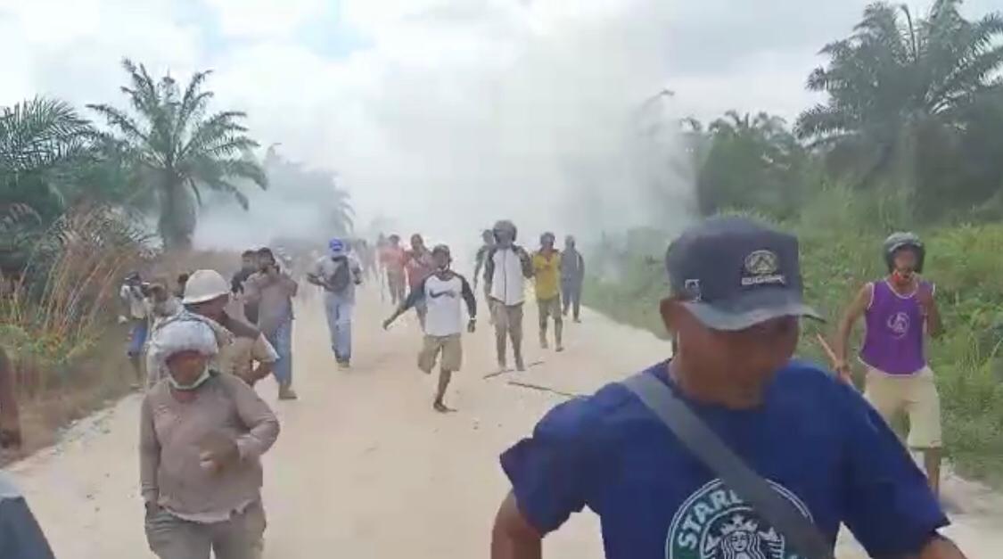 Massa yang tergabung dalam Koperasi Gondai Bersatu dan Sri Gumala Sakti dibawah binaan PT Peputra Supra Jaya (PSJ) tampak berhamburan, setelah tim pengamanan TNI dan Polri memaksa membubarkan mereka dengan menembakkan gas air mata, di Desa Pangkalan Gonda