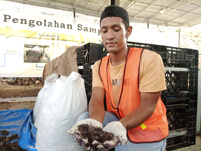 Seorang pekerja, Angga Laksmana menunjukkan hasil olahan sampah TPA Muara Fajar 2 yang sudah menjadi bahan bakar jumputan padat (BBJP), Sabtu (24/12/2022). BBJP ini digunakan untuk co-firing (bauran) batu bara di PLTU Tenayan.