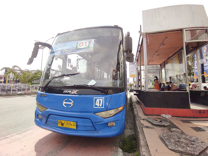 Bus Trans Metro Pekanbaru (TMP) berhenti di halte Jalan Jenderal Sudirman, beberapa waktu lalu. Saat ini pemko sedang mengkaji kenaikan harga karcis bus TMP menyusul kenaikan harga bahan bakar minyak.