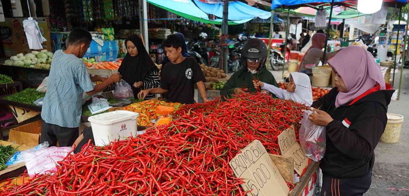 Warga membeli cabai merah yang dijual di Pasar Jalan Teratai Pekanbaru, Selasa (12/12/2023). Harga cabai merah mengalami penurunan menjadi Rp60 ribu per kg untuk cabai merah Bukittinggi dan Rp48 ribu untuk cabai merah Payakumbuh.