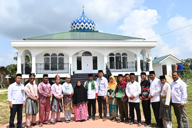 Bupati Pelalawan H Zukri (tujuh kiri) bersama Area Manager EMP Bentu Limited Yoyok S Purwanto (delapan kiri) serta unsur Muspika Pelalawan, pemilik tanah dan tokoh masyarakat foto bersama usai peresmian Masjid Nurul Iman Dusun Muara Sako, Langgam, Pelalaw