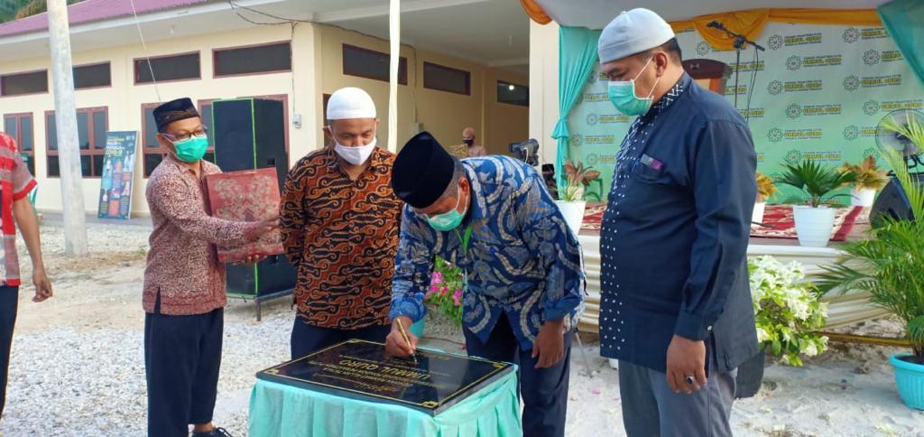 Bupati Siak Drs Alfedri menandatangani prasasti peresmian Ponpes Ummul Qura Yayasan Al Hasanah di Desa Maredan Barat, Perawang, Sabtu (8/8/2020).