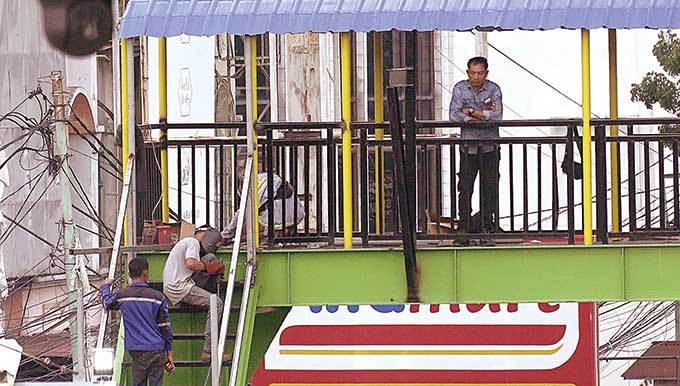 Pekerja melakukan pengelasan pada rangka dan tangga JPO yang baru dibuat di Jalan Tuanku Tambusai, dekat simpang SKA, Pekanbaru.  Foto diambil belum lama ini.