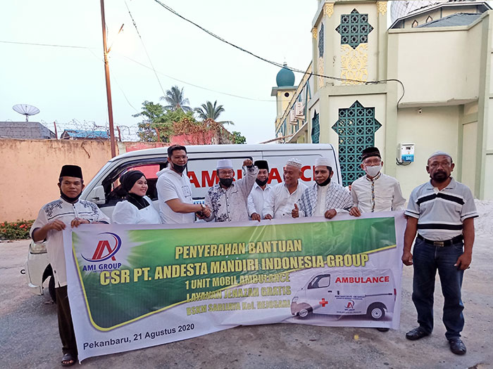 Pimpinan PT Andesta Mandiri Indonesia Group saat menyerahkan bantuan satu unit mobil ambulans kepada Badan Sosial Kematian (BSKM) Sarijaya, Kelurahan Rejosari, Pekanbaru, kemarin. PANJI A SYUHADA/RIAU POS