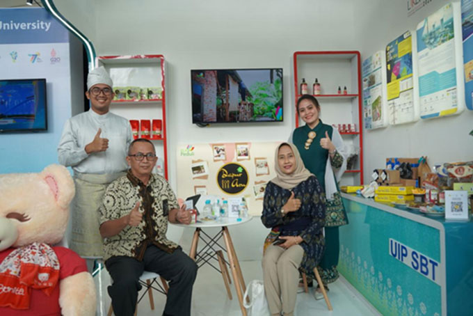General Manager PLN UIP Sumbagteng Alland Asqolani foto bersama Tenaga Ahli Kementerian ESDM Sripeni Inten Cahyani, di stan Produk Dapur Aru, Selasa (18/10/2022).