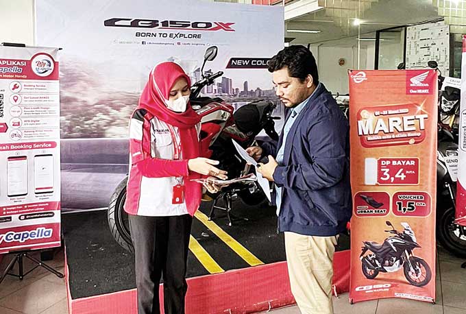 Sales PT CDN Bangkinang sedang melayani konsumen di dealer, baru-baru ini.