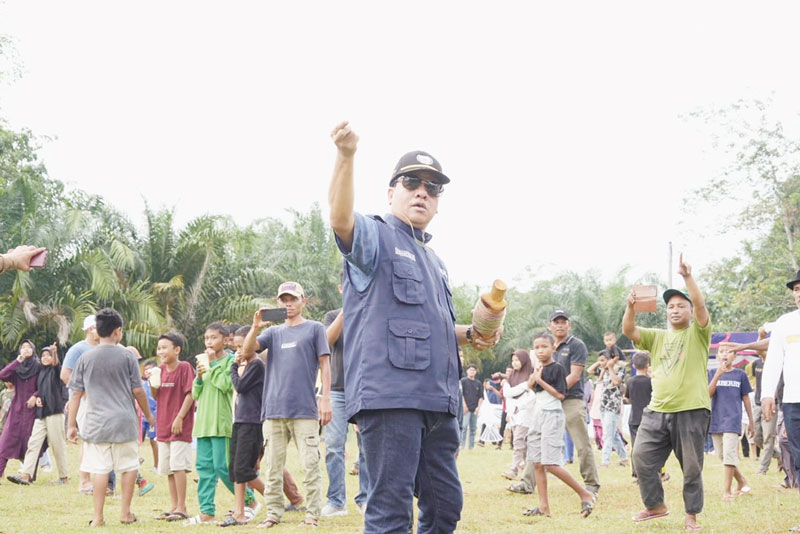 Bupati Kuansing Drs H Suhardiman Amby Ak MM saat menaikkan layang-layang di Desa Lubuk Ambacang, Kecamatan Hulu Kuantan, Sabtu (21/10/2023).